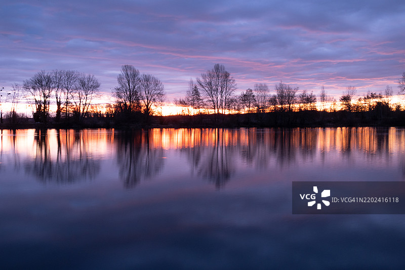 阿杜尔河夜景照片，映衬着炽热的红色日落图片素材
