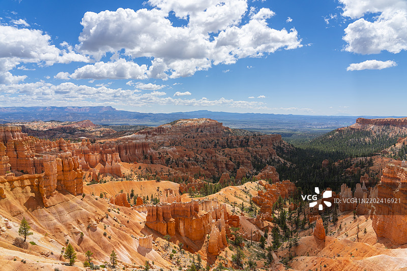 布莱斯峡谷国家公园日落点附近的边缘小径上，奇特的石柱和岩石形成的风景。图片素材