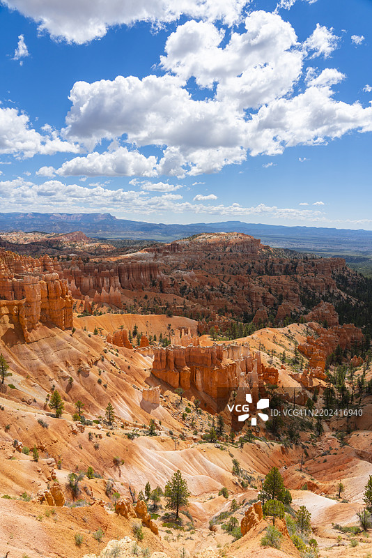 布莱斯峡谷国家公园日落点附近的边缘小径上，奇特的石柱和岩石形成的风景。图片素材