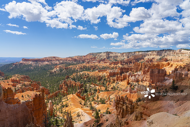 布莱斯峡谷国家公园日出点附近的边缘小径上，奇特的石柱和岩石形成的风景。图片素材