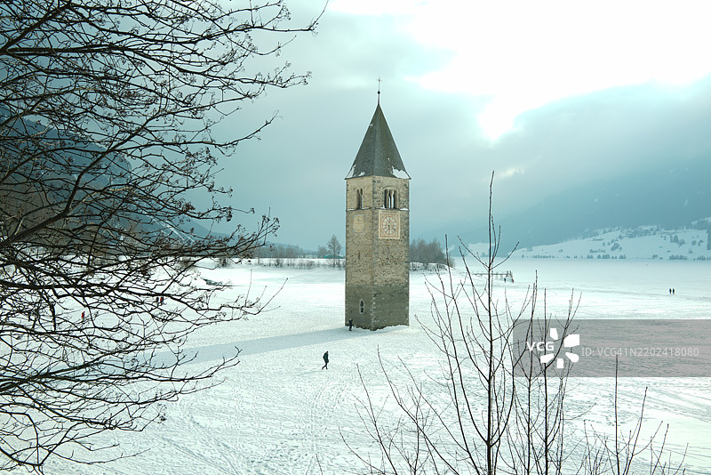 冬季天空下的教堂景观图片素材