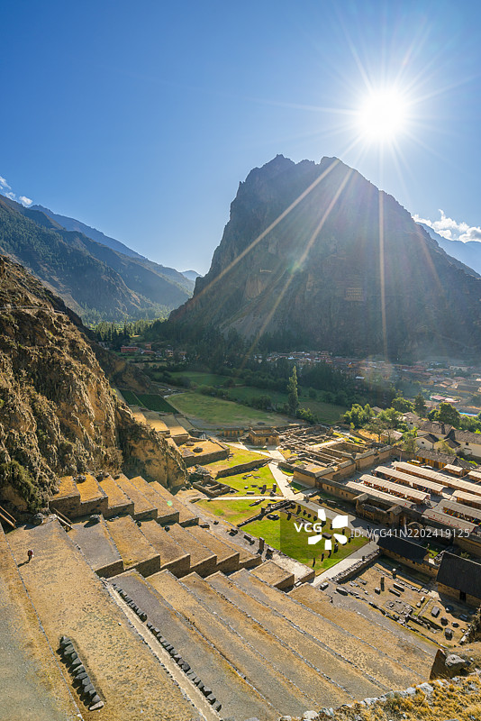秘鲁圣谷奥扬泰坦博考古遗址的梯田和废墟图片素材