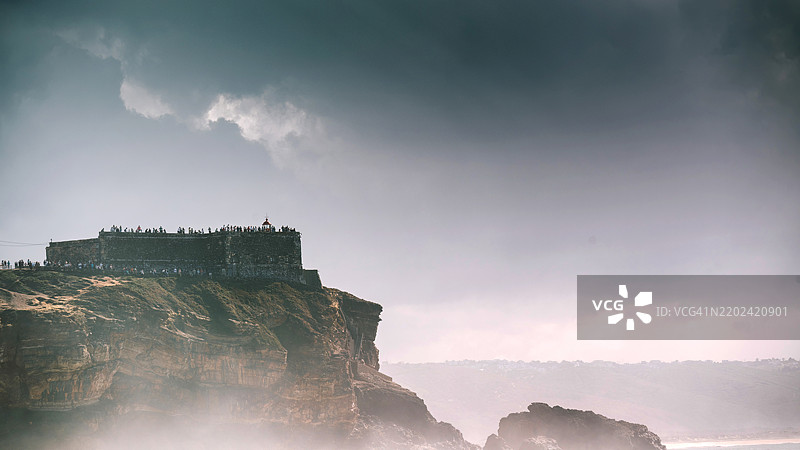 游客在纳扎雷灯塔俯瞰北滩，纳扎雷，西部，埃斯特雷马杜拉，葡萄牙，欧洲图片素材