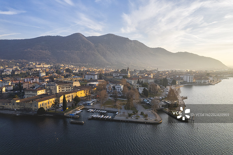 伊塞奥湖畔的伊塞奥村庄鸟瞰图，日落时分，意大利伦巴第大区布雷西亚省图片素材