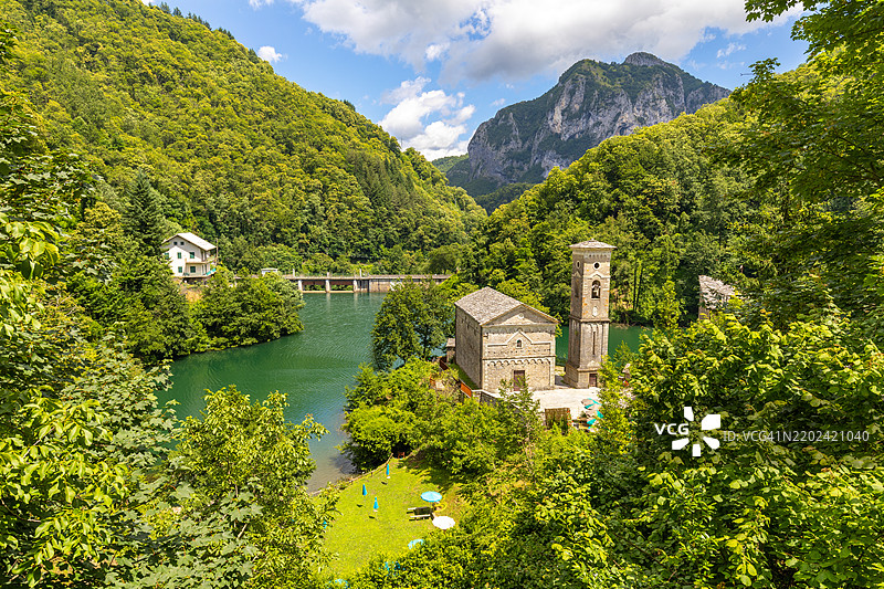 意大利托斯卡纳加尔法尼亚纳的图里特塞卡河、圣雅各教堂和阿普安阿尔卑斯山的伊索拉圣塔图片素材