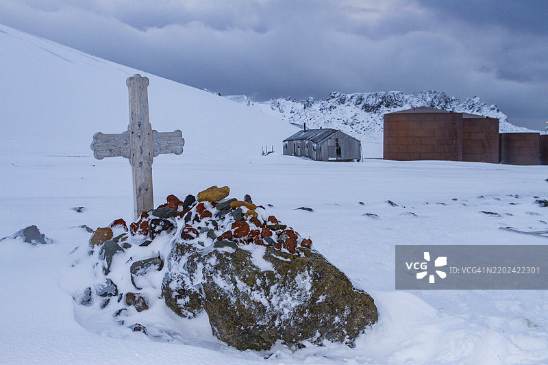 在南极德塞普申岛火山口内的废弃前捕鲸站的墓地，极地地区图片素材