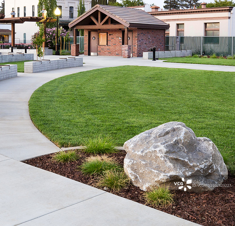 带有卫生间和景观设计元素的公共公园图片素材