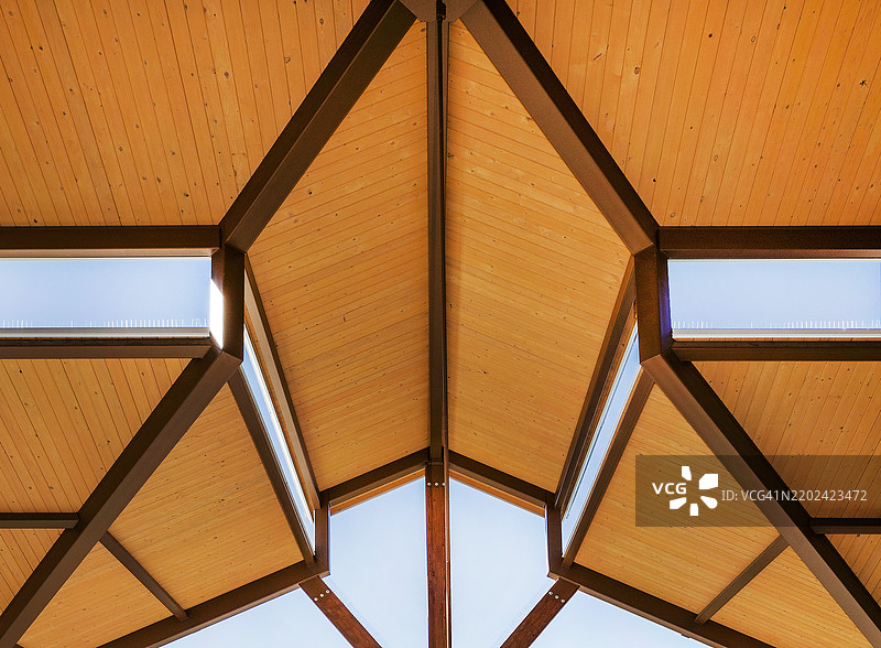 屋顶内部天花板的低角度视图图片素材