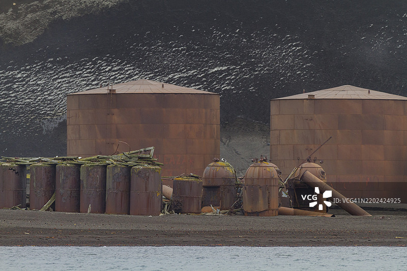 南设得兰群岛德塞普申岛捕鲸湾废弃的鲸鱼加工站景观，南极，极地地区图片素材