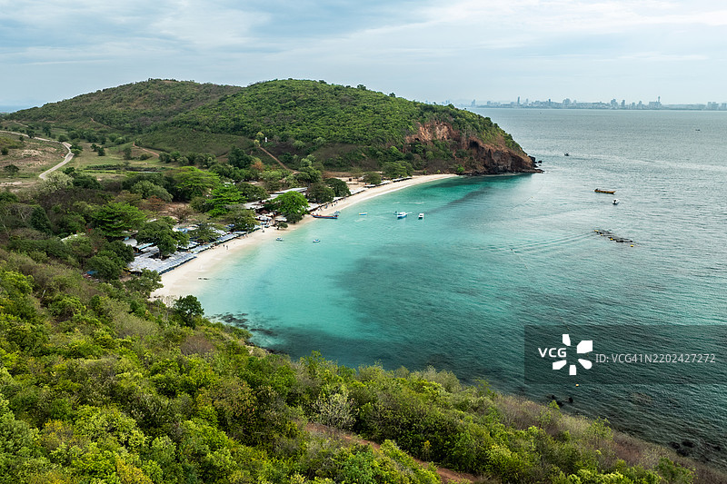 努阿尔海滩的鸟瞰图。努阿尔海滩位于考兰岛的最南端，是岛上另一处美丽的海滩。这个海滩也提供所有常见的活动。图片素材