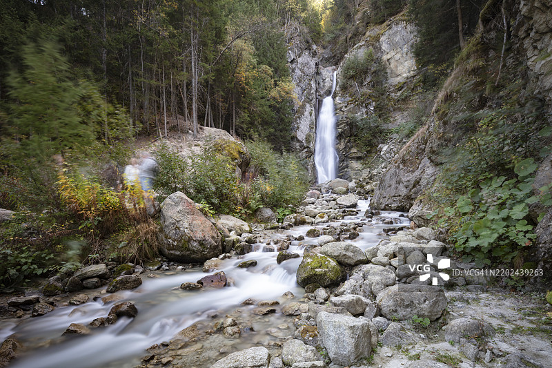 蒙特布朗山脚下的达尔瀑布图片素材
