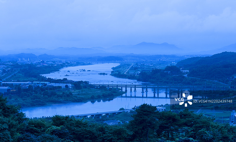 韩国半岛的地形：忠州市的忠州湖，忠清北道图片素材