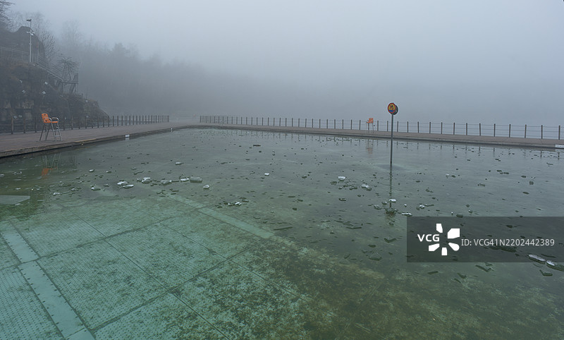 冬季的公共户外游泳池图片素材