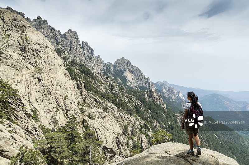 一位女性欣赏巴维拉山脉的美景图片素材