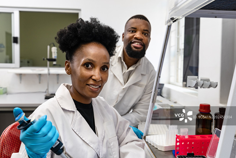 黑人男性和女性科学家在实验室工作图片素材
