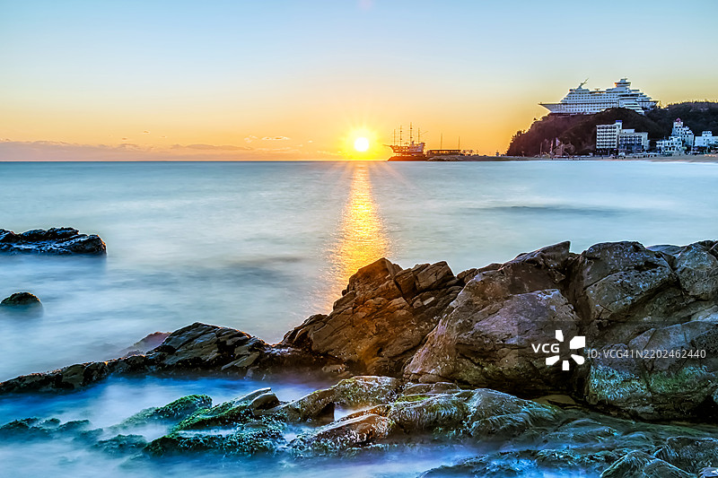 海岸山丘上的独特建筑日出图片素材