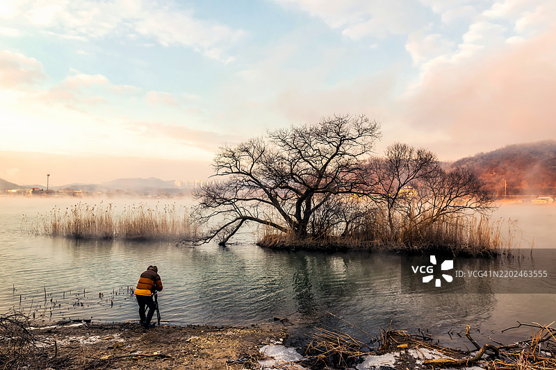 摄影师在宁静的湖边拍照图片素材