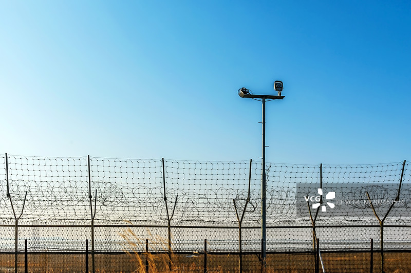 带监控摄像头的铁丝网围栏图片素材