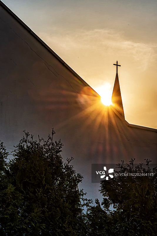被耀眼阳光照亮的十字架图片素材
