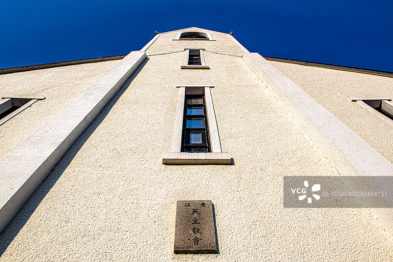 晴空下的天主教堂图片素材