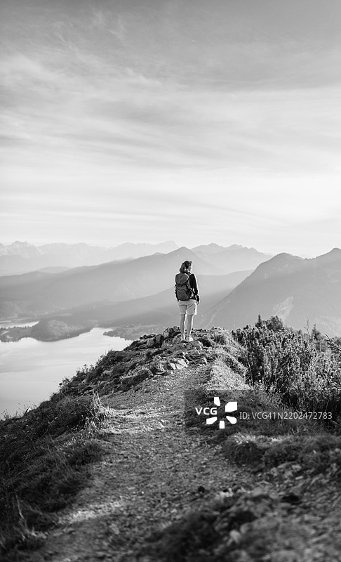 阿尔卑斯山中徒步旅行的女性图片素材