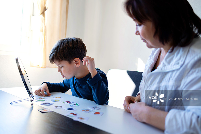 与孩子使用闪卡进行的教育课程。图片素材