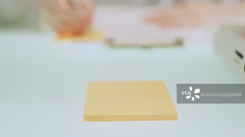 实验室里的医生在问卷上贴上便利贴并做笔记。图片素材