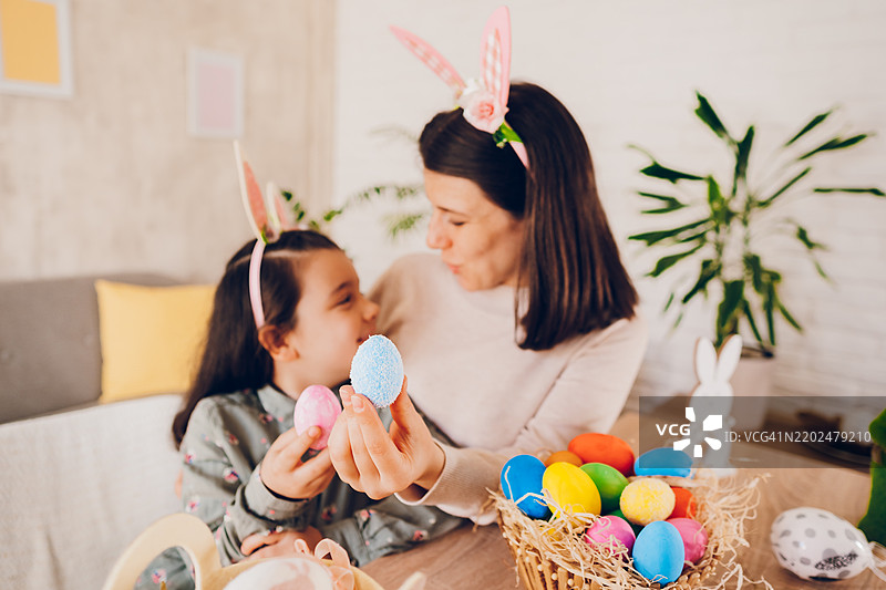 快乐的母亲和女儿在复活节庆祝图片素材