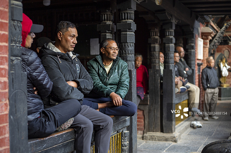 朝圣者在尼泊尔加德满都帕坦杜巴广场附近的奥库巴哈尔鲁德拉瓦尔纳大寺聆听讲道。图片素材