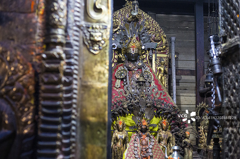 尼泊尔加德满都帕坦杜巴广场附近的奥库巴哈尔鲁德拉瓦尔纳大寺中的一尊印度教神像。图片素材