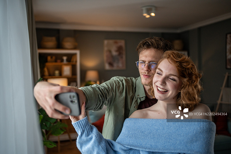 年轻情侣在家中温柔相拥图片素材