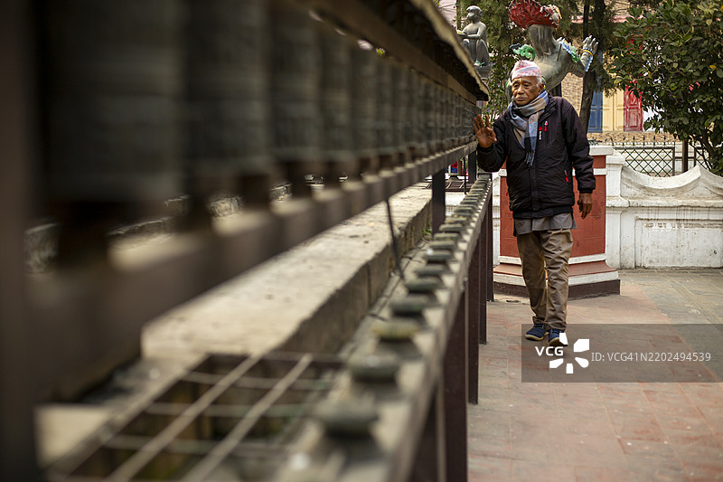 朝圣者在尼泊尔加德满都帕坦杜巴广场附近的奥库巴哈尔鲁德拉瓦尔纳大寺进行仪式。图片素材