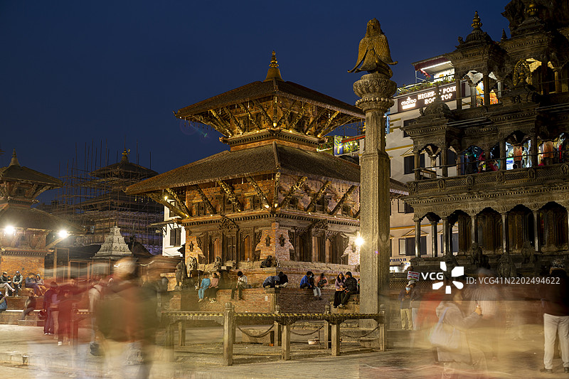 人们坐在尼泊尔加德满都帕坦杜巴广场的新ar建筑外。图片素材