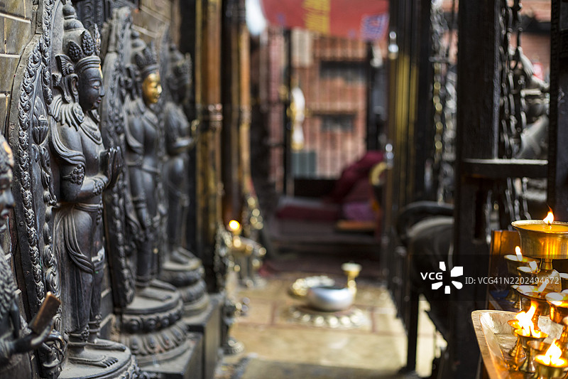 尼泊尔加德满都帕坦杜巴广场附近的奥库巴哈尔鲁德拉瓦尔纳大寺庙的雕像。图片素材