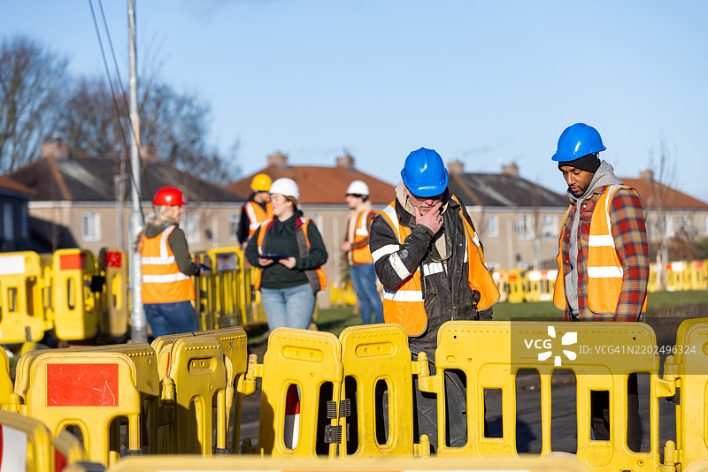 建筑工人之间的安全与策略讨论图片素材