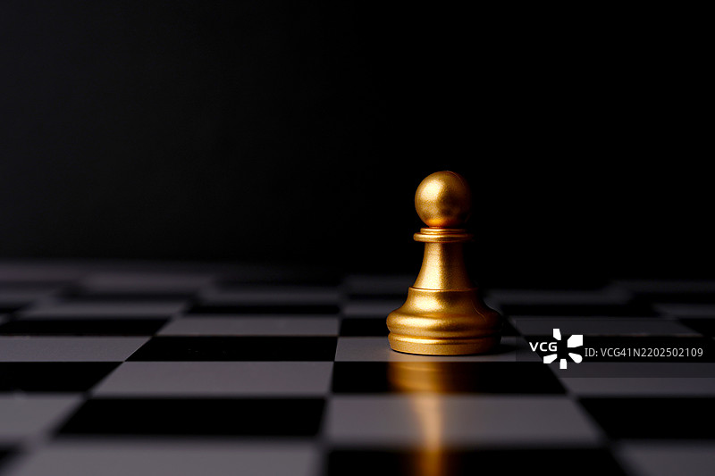 黑色背景上的象棋棋子图片素材