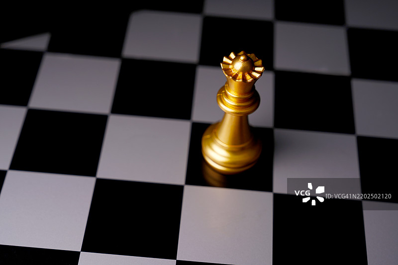 金色女王棋子的俯视图图片素材