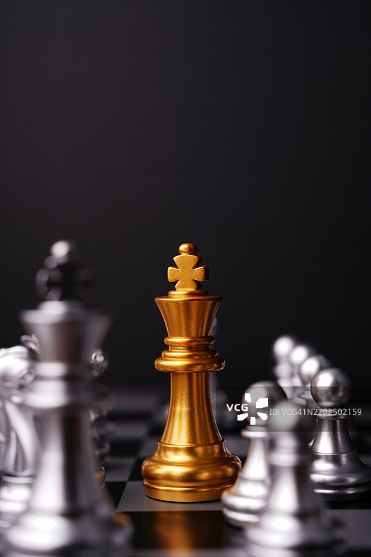 金色国王棋子被银色棋子包围图片素材