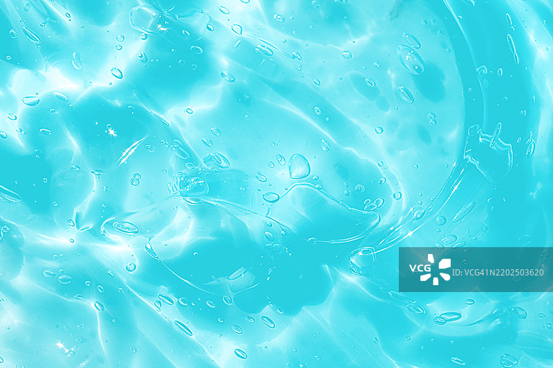 淡蓝色和青绿色液体肥皂或洗发水的飞溅纹理，伴有氧气水泡。图片素材