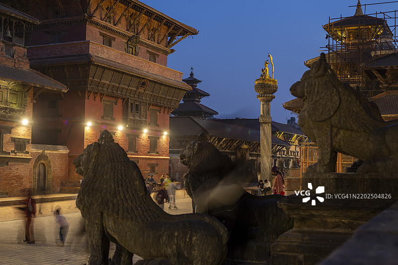 人们走过尼泊尔加德满都帕坦杜巴广场的新ar建筑。图片素材