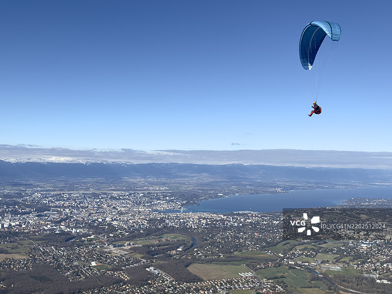 在日内瓦上空滑翔伞飞行图片素材