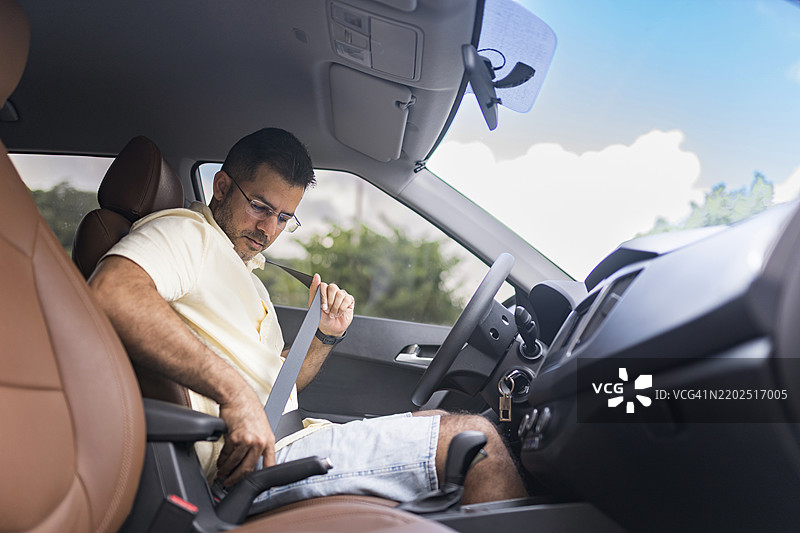 男子在车内系安全带图片素材