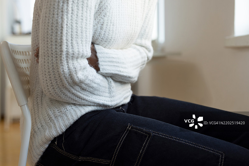 无法辨认的女性腹痛图片素材