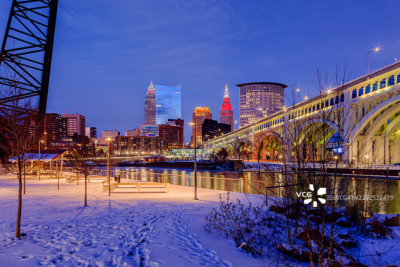 冬季蓝色时刻的遗产公园和克利夫兰天际线景观 - 俄亥俄州克利夫兰，美国。图片素材