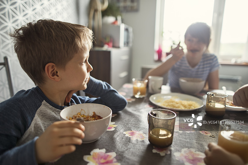 孩子们在家一起吃午餐图片素材