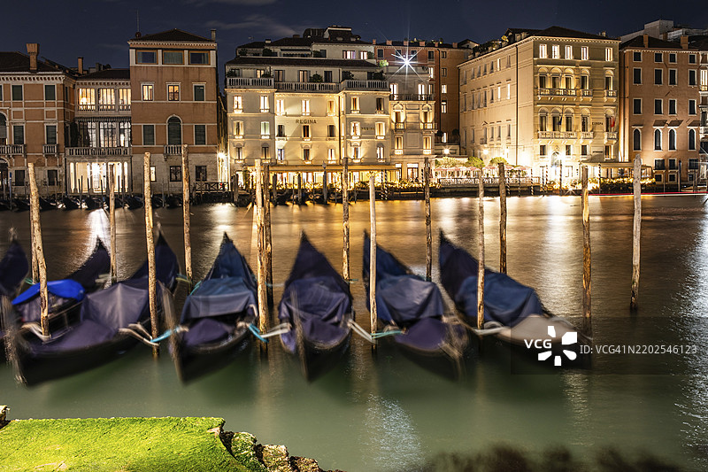 威尼斯的贡多拉，停靠在大运河的海关办公室，贡多拉特拉盖托·多加纳，长时间曝光，夜景，意大利威尼托，欧洲图片素材