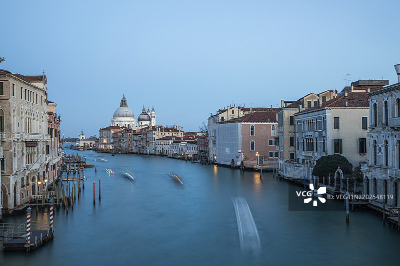 从学院桥俯瞰大运河和圣玛丽亚·德拉·萨卢特大教堂,光轨,长时间曝光,意大利威尼斯,欧洲图片素材