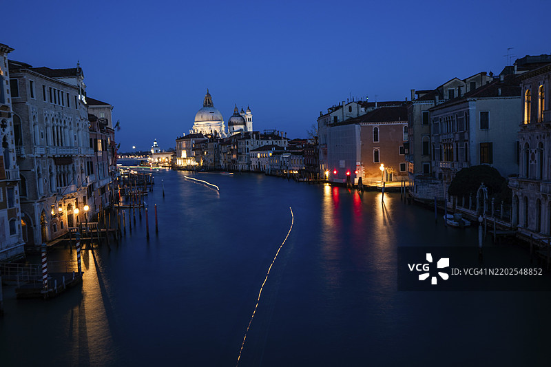从学院桥俯瞰大运河和圣玛丽亚·德拉·萨卢特大教堂，光轨，长时间曝光，蓝色时刻，威尼斯，意大利，欧洲图片素材