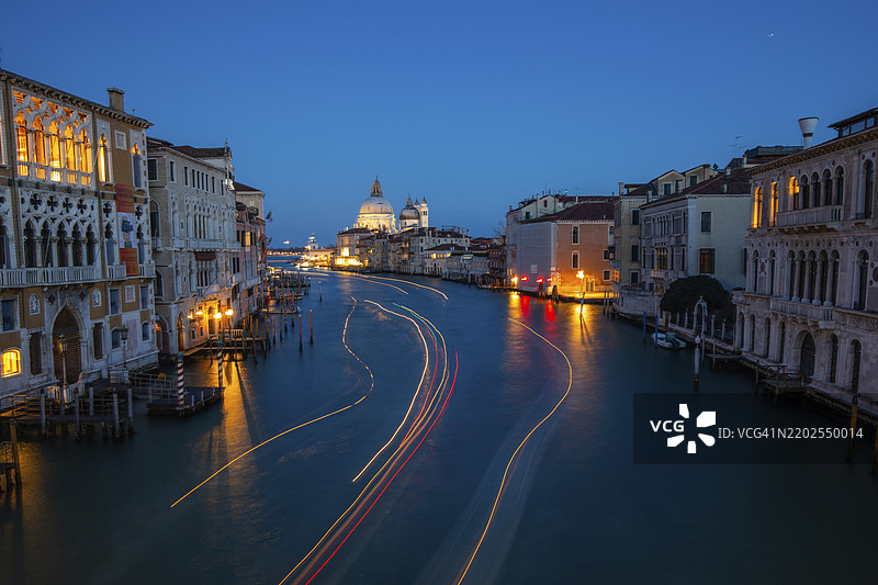 从学院桥俯瞰大运河和圣玛丽亚·德拉·萨卢特大教堂,光轨,长时间曝光,蓝色时刻,威尼斯,意大利,欧洲图片素材