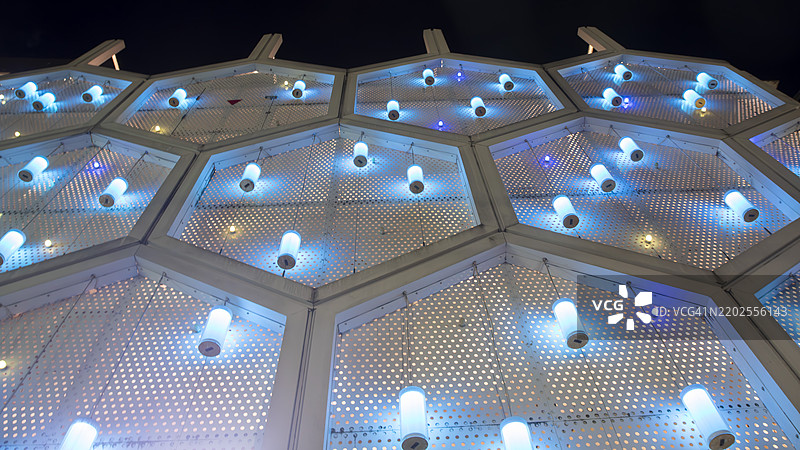 涩谷道玄坂的发光六边形外立面图片素材